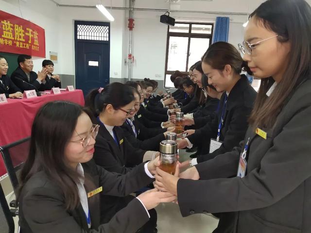 禹州市第三实验学校“师徒结对”拜师仪式 禹州市第三实验学校“师徒结对”拜师仪式