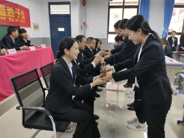 禹州市第三实验学校“师徒结对”拜师仪式 禹州市第三实验学校“师徒结对”拜师仪式