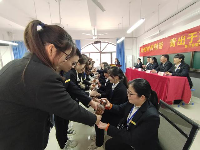 禹州市第三实验学校“师徒结对”拜师仪式 禹州市第三实验学校“师徒结对”拜师仪式