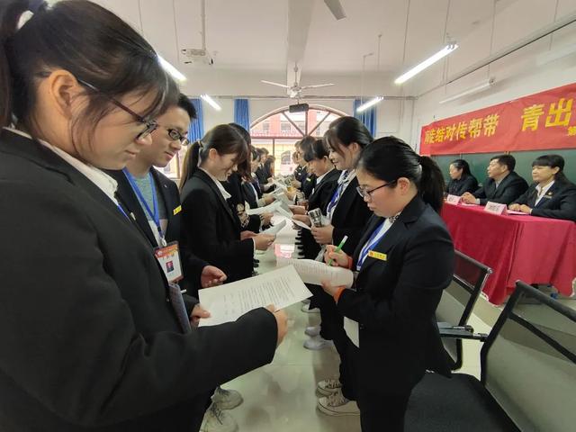 禹州市第三实验学校“师徒结对”拜师仪式 禹州市第三实验学校“师徒结对”拜师仪式