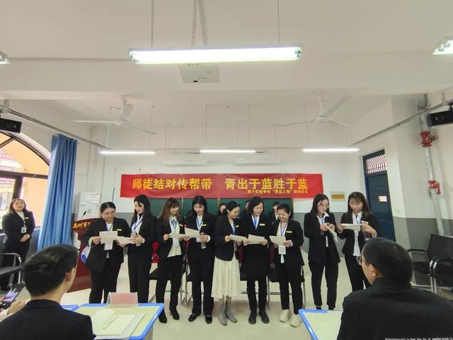禹州市第三实验学校“师徒结对”拜师仪式 禹州市第三实验学校“师徒结对”拜师仪式