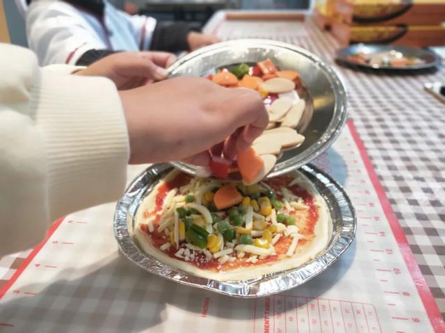 禹州海盛湖滨豪庭甜蜜“食”光 美好金秋 ——披萨DIY活动圆满落幕 禹州海盛湖滨豪庭甜蜜“食”光 美好金秋 ——披萨DIY活动圆满落幕