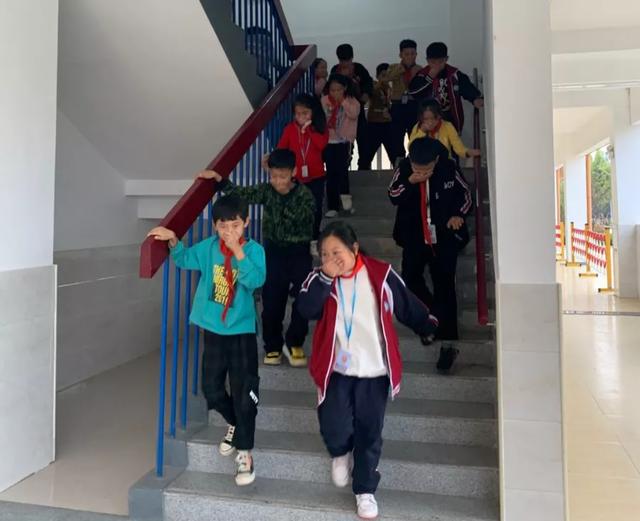 禹州市第五实验学校消防安全演练 禹州市第五实验学校消防安全演练