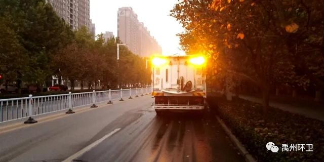 禹州环卫:又到一年落叶季 环卫工人忙清理 禹州环卫:又到一年落叶季 环卫工人忙清理
