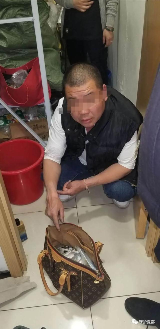 禹州一男子服装店内偷钱包藏匿于裤裆内 禹州一男子服装店内偷钱包藏匿于裤裆内