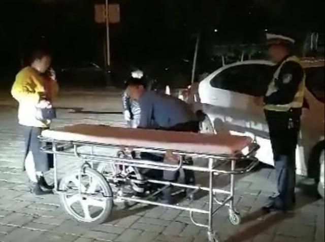群众突发疾病口吐鲜血 禹州交警紧急开道送医 群众突发疾病口吐鲜血 禹州交警紧急开道送医