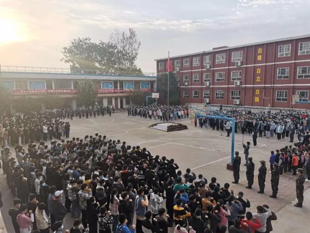 禹州南区学校开展“守纪律、讲规矩、防疫情”主题升旗仪式 禹州南区学校开展“守纪律、讲规矩、防疫情”主题升旗仪式
