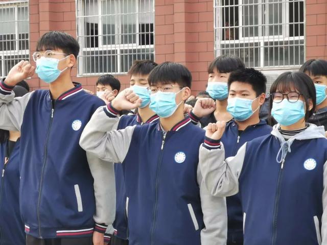 禹州南区学校开展“守纪律、讲规矩、防疫情”主题升旗仪式 禹州南区学校开展“守纪律、讲规矩、防疫情”主题升旗仪式