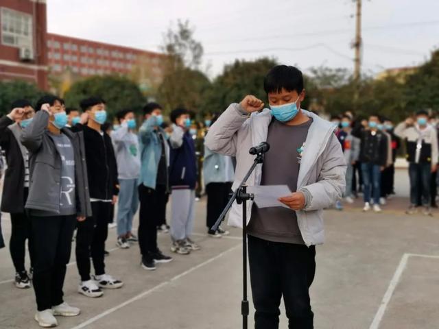 禹州南区学校开展“守纪律、讲规矩、防疫情”主题升旗仪式 禹州南区学校开展“守纪律、讲规矩、防疫情”主题升旗仪式