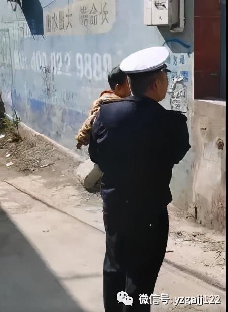 一岁儿童公路中间乱跑 禹州交警及时抱走寻家属 一岁儿童公路中间乱跑 禹州交警及时抱走寻家属