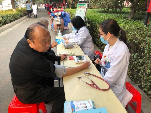 禹州市中心医院开展世界卒中日大型义诊宣传活动 禹州市中心医院开展世界卒中日大型义诊宣传活动