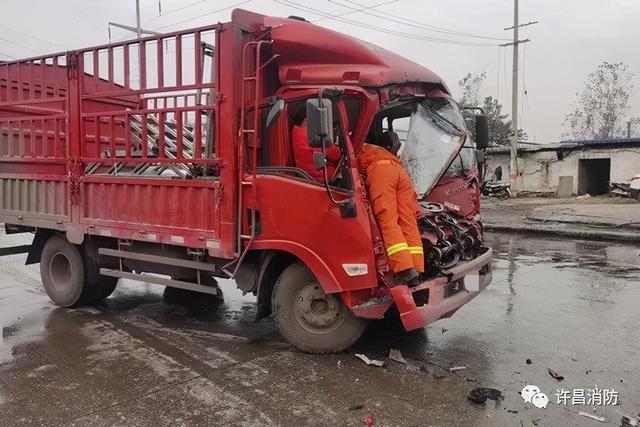 禹州市阳翟大道与腾飞路交叉附近,两辆货车追尾,消防破拆车头救人! 禹州市阳翟大道与腾飞路交叉附近,两辆货车追尾,消防破拆车头救人!