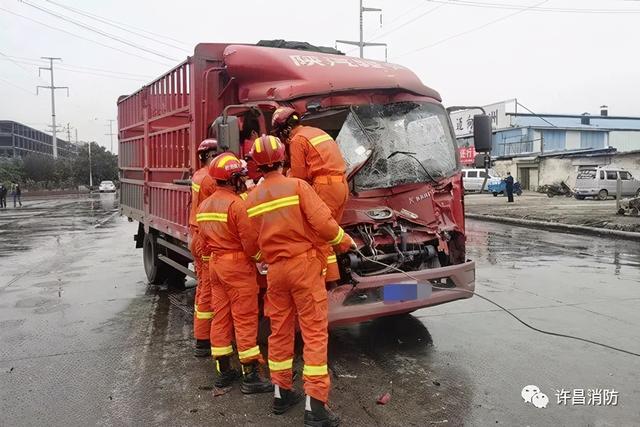 禹州市阳翟大道与腾飞路交叉附近,两辆货车追尾,消防破拆车头救人! 禹州市阳翟大道与腾飞路交叉附近,两辆货车追尾,消防破拆车头救人!