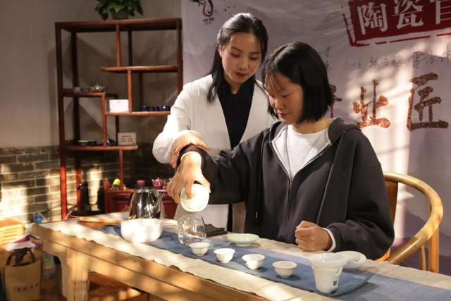 禹州钧瓷茶艺师研修培训班在陶瓷官署开课啦! 禹州钧瓷茶艺师研修培训班在陶瓷官署开课啦!