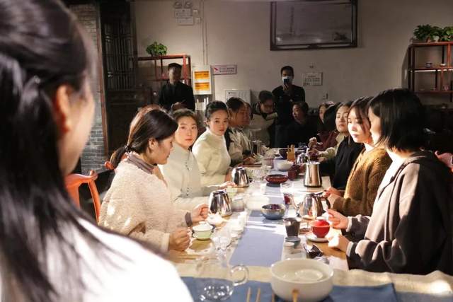 禹州钧瓷茶艺师研修培训班在陶瓷官署开课啦! 禹州钧瓷茶艺师研修培训班在陶瓷官署开课啦!