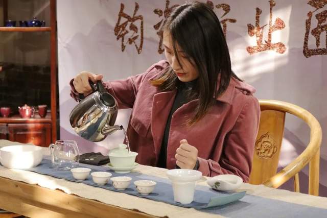 禹州钧瓷茶艺师研修培训班在陶瓷官署开课啦! 禹州钧瓷茶艺师研修培训班在陶瓷官署开课啦!