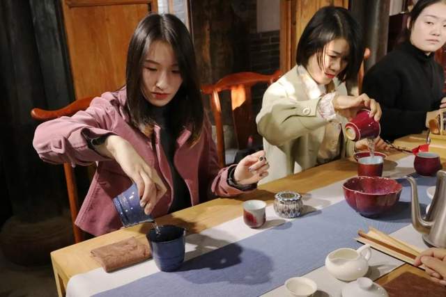 禹州钧瓷茶艺师研修培训班在陶瓷官署开课啦! 禹州钧瓷茶艺师研修培训班在陶瓷官署开课啦!