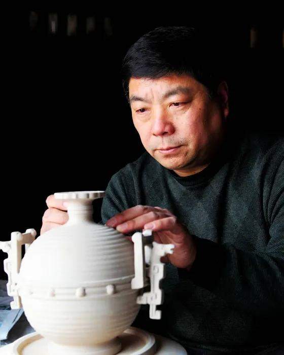 苗见旭钧瓷作品被中诗网选为年度诗人指定礼品 苗见旭钧瓷作品被中诗网选为年度诗人指定礼品