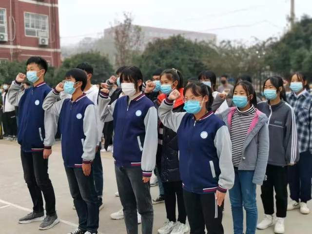 禹州南区学校主题升旗仪式暨新团员入团宣誓仪式 禹州南区学校主题升旗仪式暨新团员入团宣誓仪式