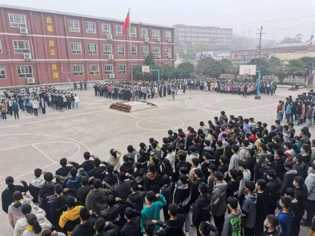 禹州南区学校主题升旗仪式暨新团员入团宣誓仪式 禹州南区学校主题升旗仪式暨新团员入团宣誓仪式