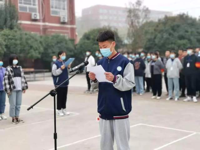 禹州南区学校主题升旗仪式暨新团员入团宣誓仪式 禹州南区学校主题升旗仪式暨新团员入团宣誓仪式