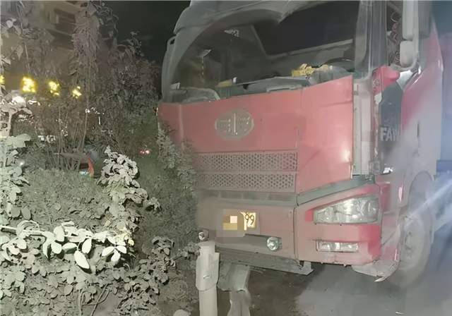 禹州一辆重型半挂与电动三轮车相撞! 禹州一辆重型半挂与电动三轮车相撞!