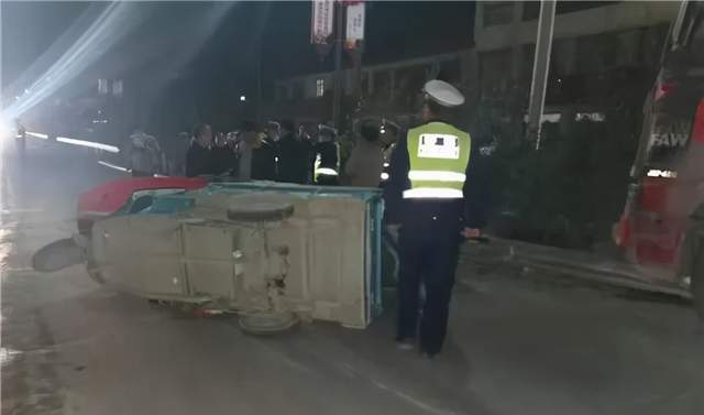 禹州一辆重型半挂与电动三轮车相撞! 禹州一辆重型半挂与电动三轮车相撞!