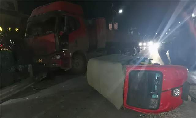 禹州一辆重型半挂与电动三轮车相撞! 禹州一辆重型半挂与电动三轮车相撞!