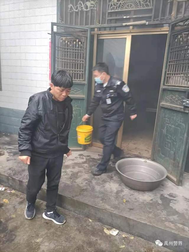 居民家中意外失火 民警全力扑救 居民家中意外失火 民警全力扑救