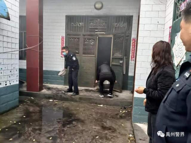 居民家中意外失火 民警全力扑救 居民家中意外失火 民警全力扑救