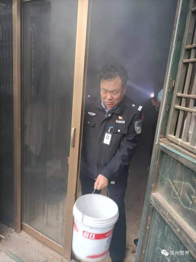 居民家中意外失火 民警全力扑救 居民家中意外失火 民警全力扑救