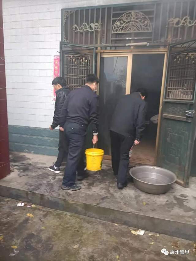 居民家中意外失火 民警全力扑救 居民家中意外失火 民警全力扑救