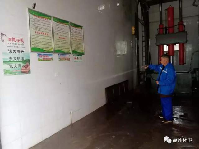 禹州环卫:周五清洁不松懈 提升质量保洁净 禹州环卫:周五清洁不松懈 提升质量保洁净