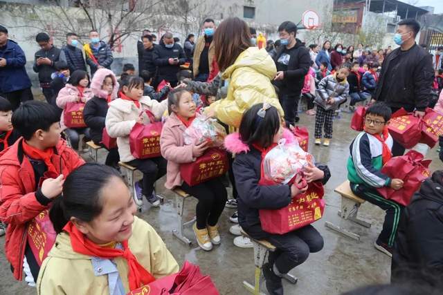 禹州这个山区学校发生的温暖一幕!感动所有人! 禹州这个山区学校发生的温暖一幕!感动所有人!