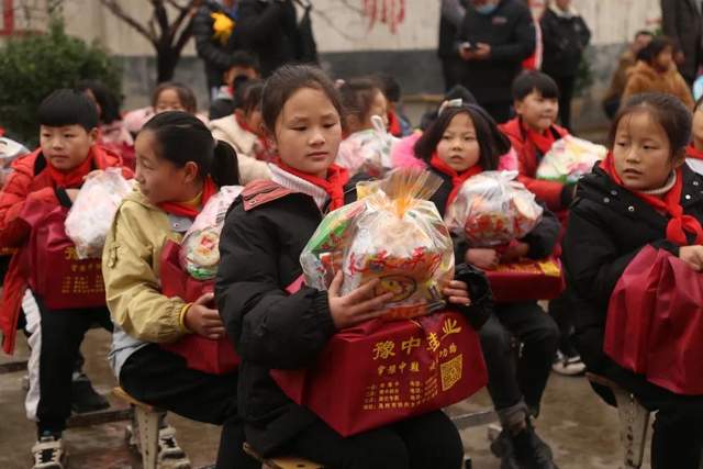 禹州这个山区学校发生的温暖一幕!感动所有人! 禹州这个山区学校发生的温暖一幕!感动所有人!