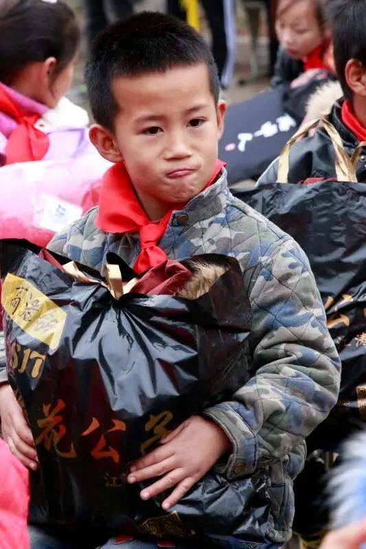 禹州这个山区学校发生的温暖一幕!感动所有人! 禹州这个山区学校发生的温暖一幕!感动所有人!