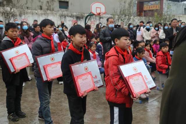 禹州这个山区学校发生的温暖一幕!感动所有人! 禹州这个山区学校发生的温暖一幕!感动所有人!