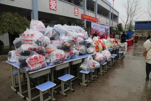 禹州这个山区学校发生的温暖一幕!感动所有人! 禹州这个山区学校发生的温暖一幕!感动所有人!