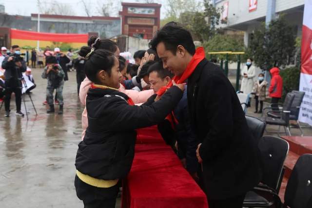 禹州这个山区学校发生的温暖一幕!感动所有人! 禹州这个山区学校发生的温暖一幕!感动所有人!