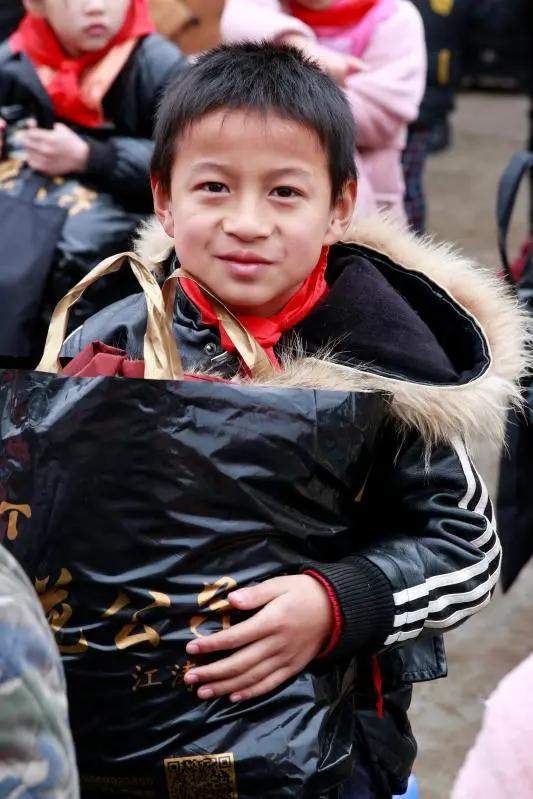 禹州这个山区学校发生的温暖一幕!感动所有人! 禹州这个山区学校发生的温暖一幕!感动所有人!