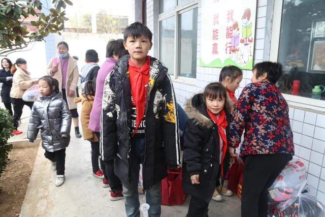 禹州这个山区学校发生的温暖一幕!感动所有人! 禹州这个山区学校发生的温暖一幕!感动所有人!