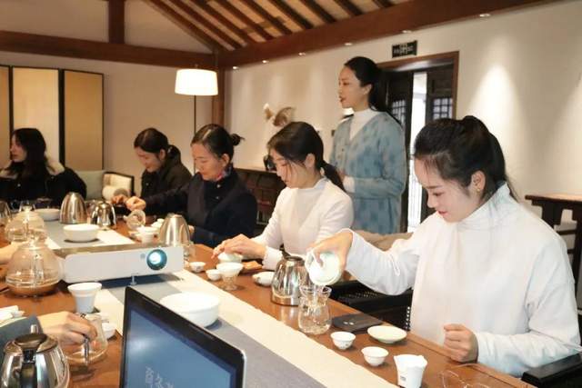 禹州钧瓷茶艺师研修培训班第二场开始啦! 禹州钧瓷茶艺师研修培训班第二场开始啦!