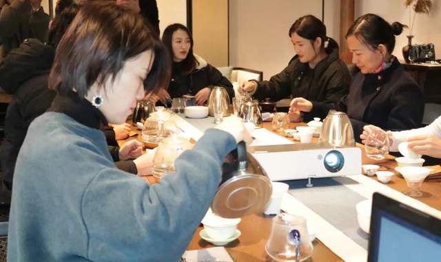 禹州钧瓷茶艺师研修培训班第二场开始啦! 禹州钧瓷茶艺师研修培训班第二场开始啦!