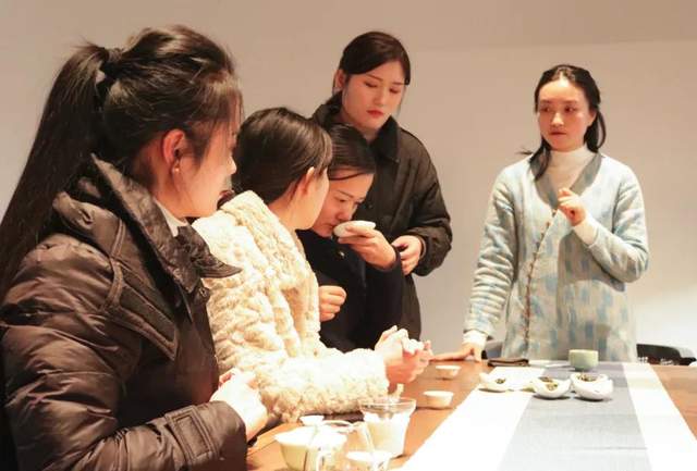 禹州钧瓷茶艺师研修培训班第二场开始啦! 禹州钧瓷茶艺师研修培训班第二场开始啦!