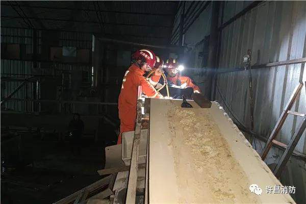 禹州市消防救援大队成功处置搅拌机卡人事件 禹州市消防救援大队成功处置搅拌机卡人事件