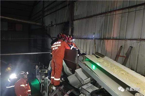 禹州市消防救援大队成功处置搅拌机卡人事件 禹州市消防救援大队成功处置搅拌机卡人事件