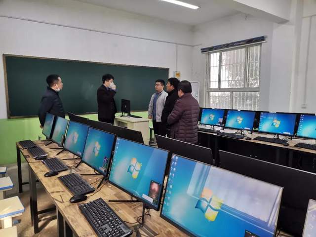 禹州市教体局一行莅临禹州南区学校参观指导工作 禹州市教体局一行莅临禹州南区学校参观指导工作