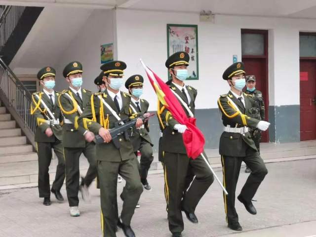 禹州南区学校举行“努力成就最优秀的自己”主题升旗仪式