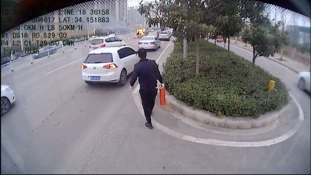 路遇火情挺身而出,禹州公交司机救火的样子真帅! 路遇火情挺身而出,禹州公交司机救火的样子真帅!