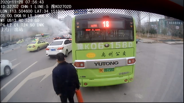 路遇火情挺身而出,禹州公交司机救火的样子真帅! 路遇火情挺身而出,禹州公交司机救火的样子真帅!